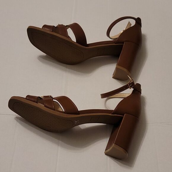 BRAND NEW JONE NEW YORK BLOCK HEEL ADJUSTABLE ANKLE BUCKET STRAP SANDAL G1 - Picture 10 of 16